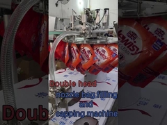 Máquina de llenado y tapado de bolsas de boquilla de doble cabeza con una bolsa colgante para una persona